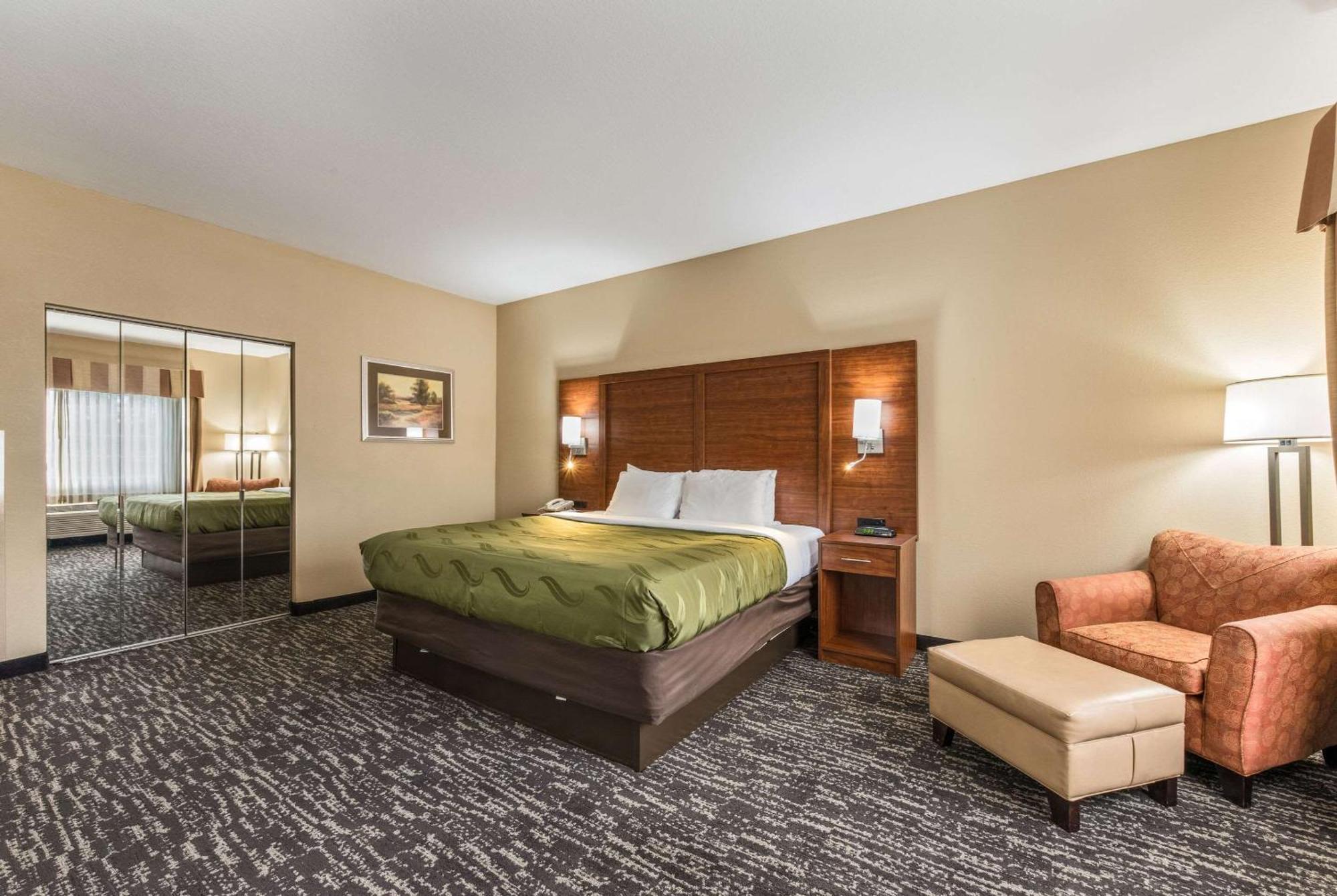 Quality Inn & Suites Hendersonville - Flat Rock Room photo