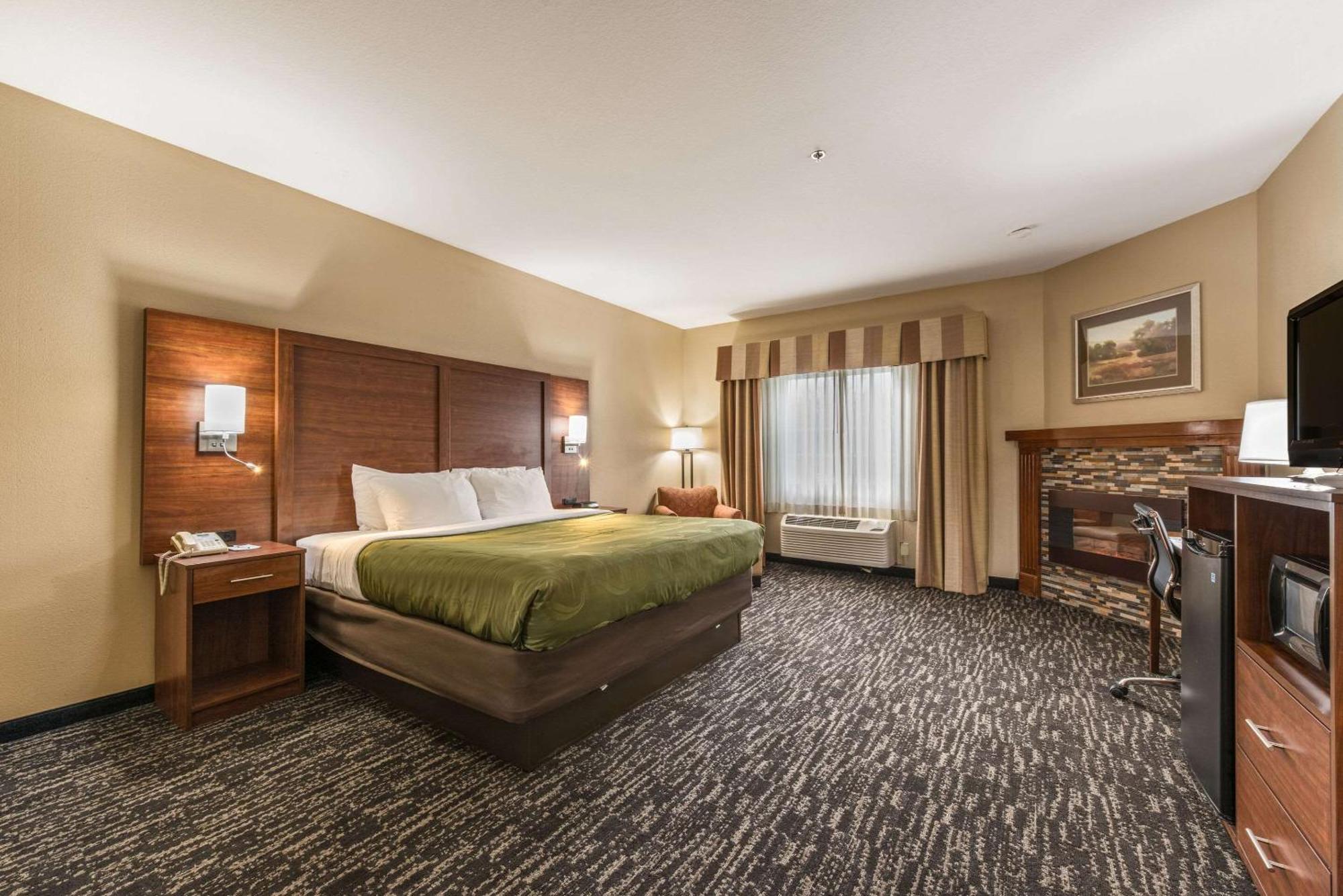 Quality Inn & Suites Hendersonville - Flat Rock Room photo