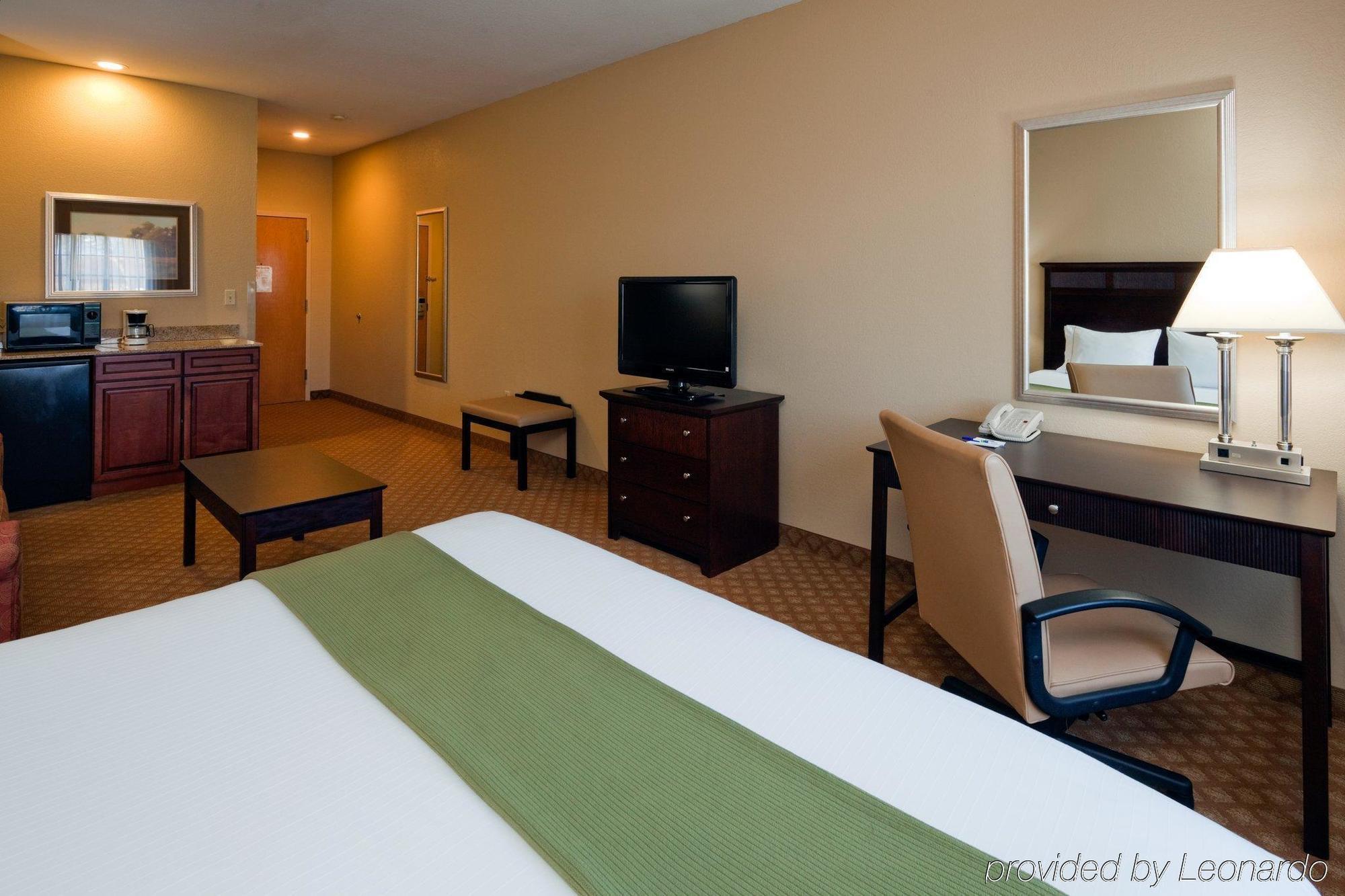 Quality Inn & Suites Hendersonville - Flat Rock Room photo